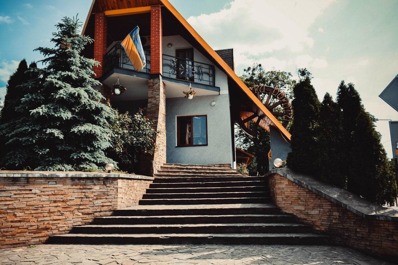 Tri Dorogi Hotel Lviv Exterior photo